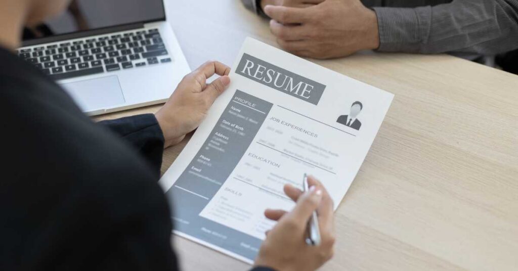 Un neodiplomato che valuta l'impatto del suo voto di maturità sul curriculum vitae.