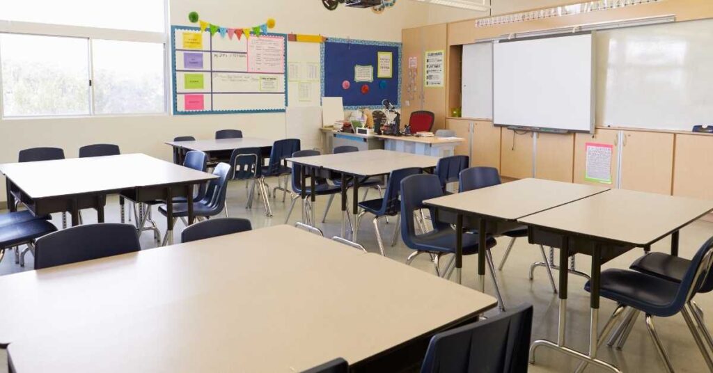 Uno studente che aggiunge certificazioni al proprio portfolio per aumentare i crediti scolastici.