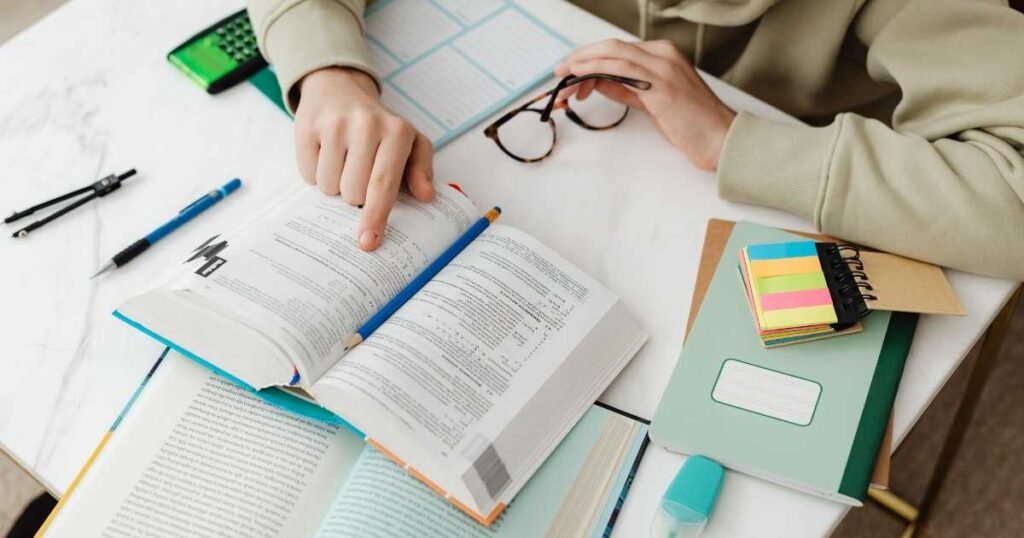 Mappa concettuale dei collegamenti tra Educazione Civica e attualità per la Maturità 2026.