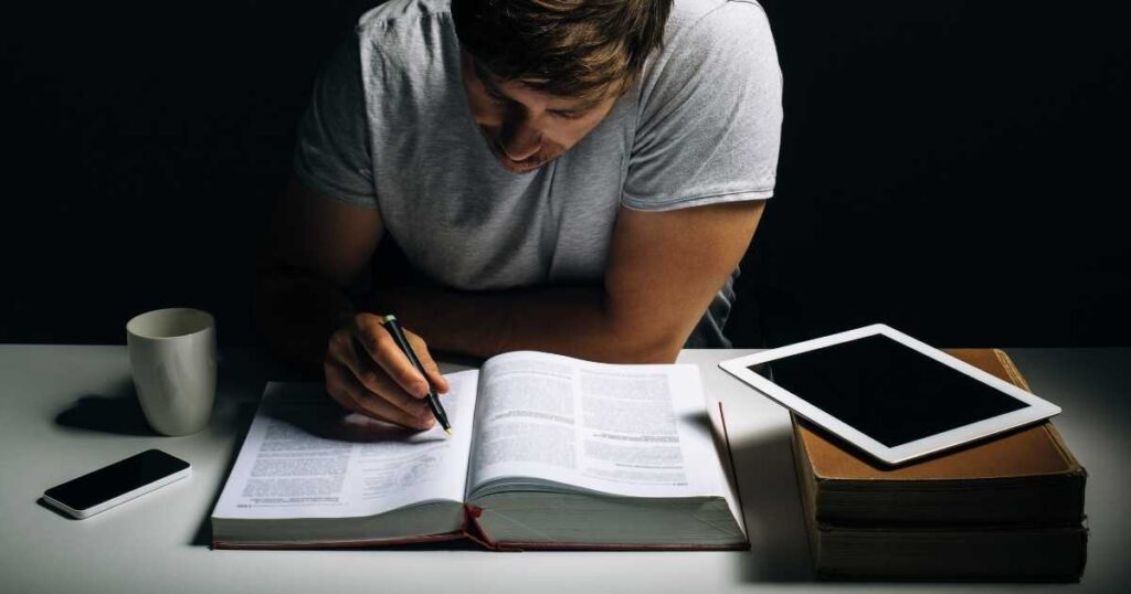 Uno studente che utilizza un metodo di studio rapido per memorizzare molte pagine in poco tempo.