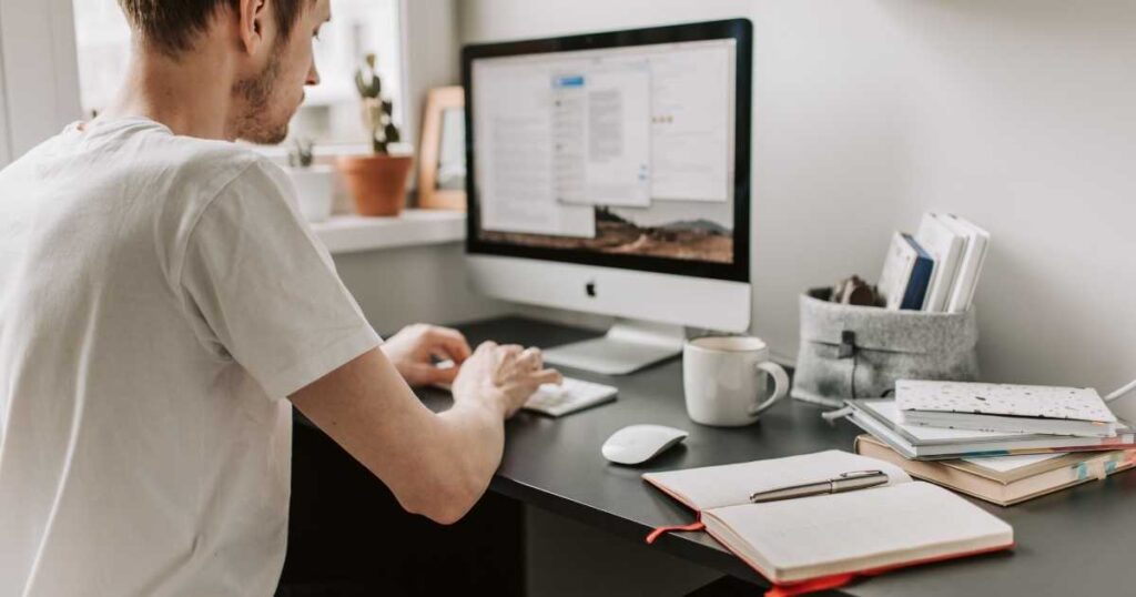 Uno studente che pianifica il recupero dei debiti scolastici per evitare la bocciatura a giugno.