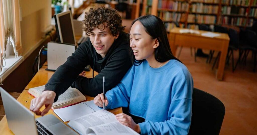 Uno studente che utilizza prompt avanzati per simulare il colloquio della Maturità 2026.