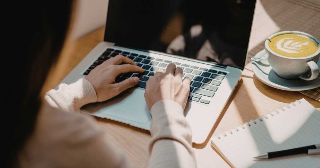 Uno studente che utilizza app di blocco hardware per migliorare focus e concentrazione.