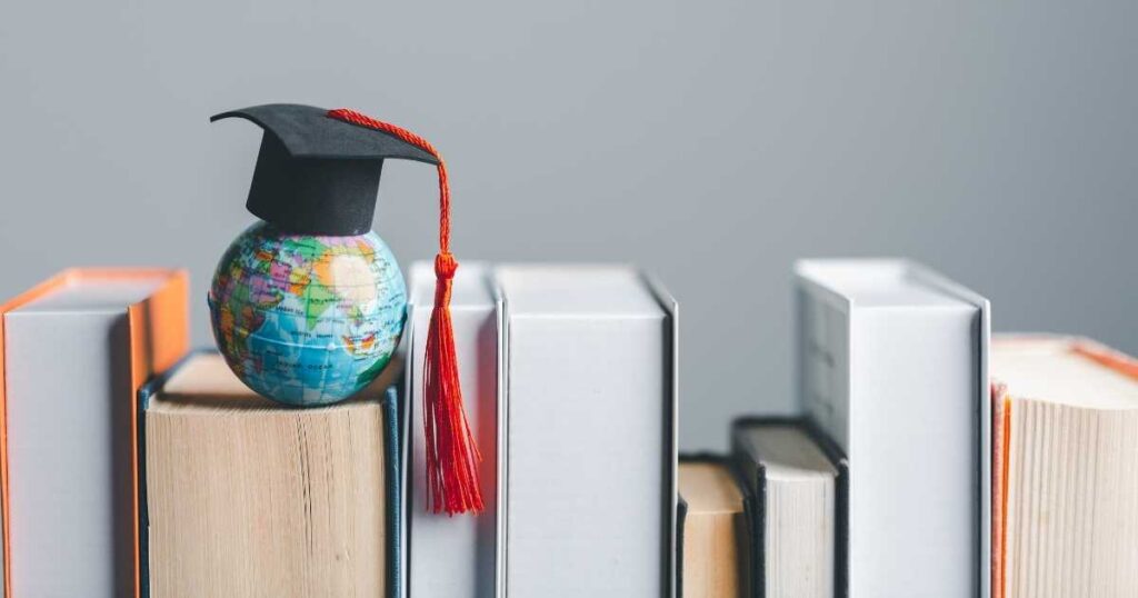 Uno studente che pianifica il futuro dopo il ritiro scolastico entro il 15 marzo.