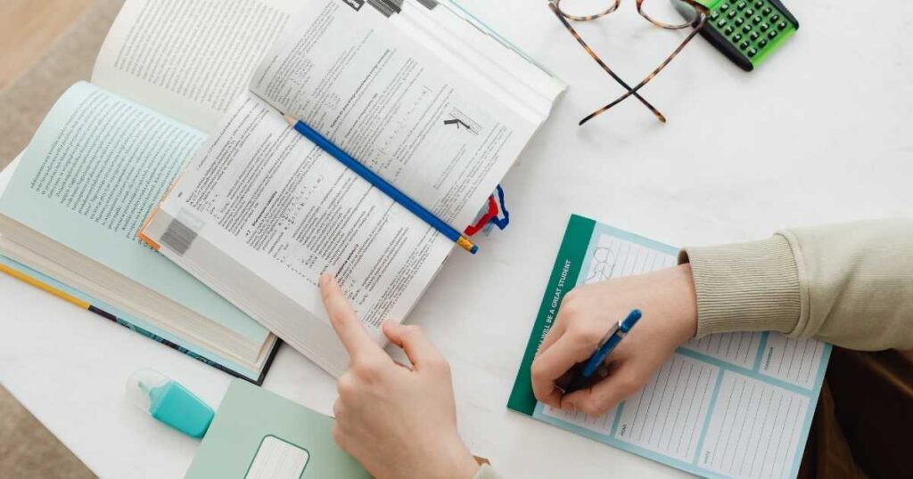 Uno studente che applica un metodo di studio basato sull'Active Recall invece di sottolineare passivamente i libri di testo.