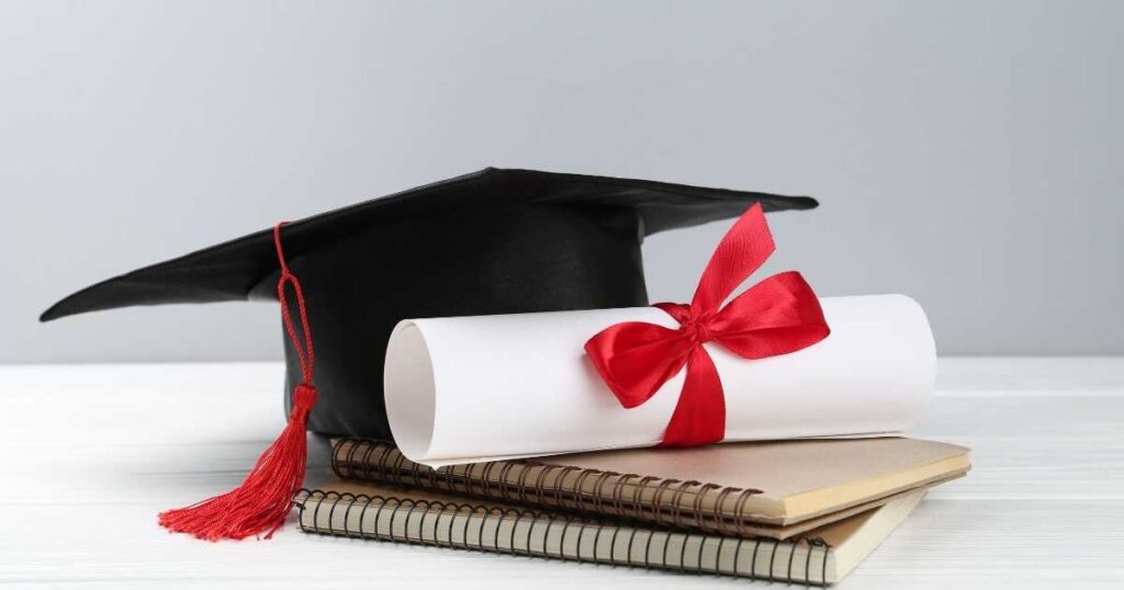 Studente che consulta i bandi per le Borse di Studio 2026 in base al voto di Maturità.