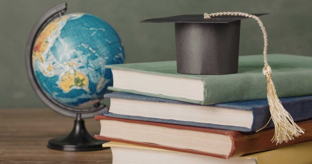 Studente che valuta le opportunità per studiare all'estero dopo il diploma in una biblioteca universitaria.
