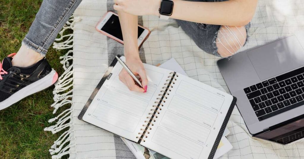 Un'infografica con il piano di "Digital Detox" e ripasso post vacanze di Pasqua.