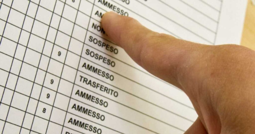 Genitore che verifica la regolarità della procedura in caso di bocciatura a scuola.