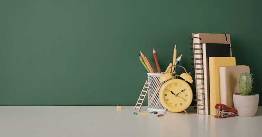 Studente che prepara lo zaino con tutto il necessario: cosa portare Maturità 2026.
