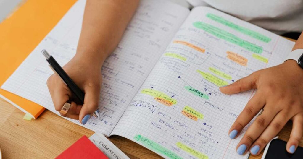 Studente che applica il metodo per studiare con i Deep Work senza smartphone.