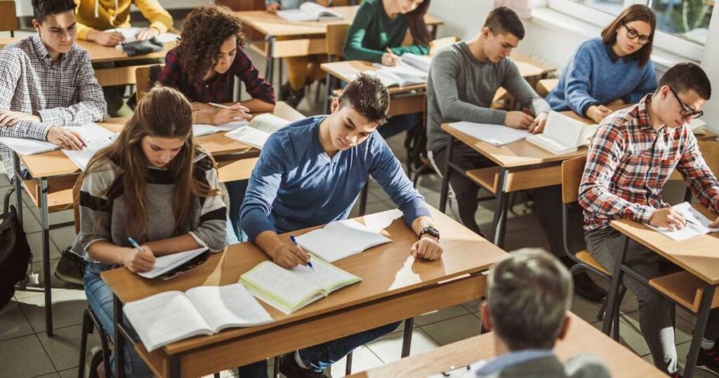 Consigli di orientamento scolastico superiori per studenti e famiglie.