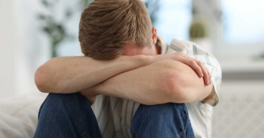 Supporto educativo e strategie per contrastare il Ritiro sociale e scuola superiore.
