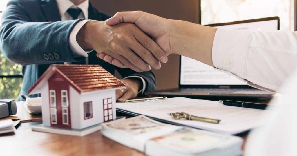Requisiti camerali e studio online per il Diploma per agenti immobiliari 2026.