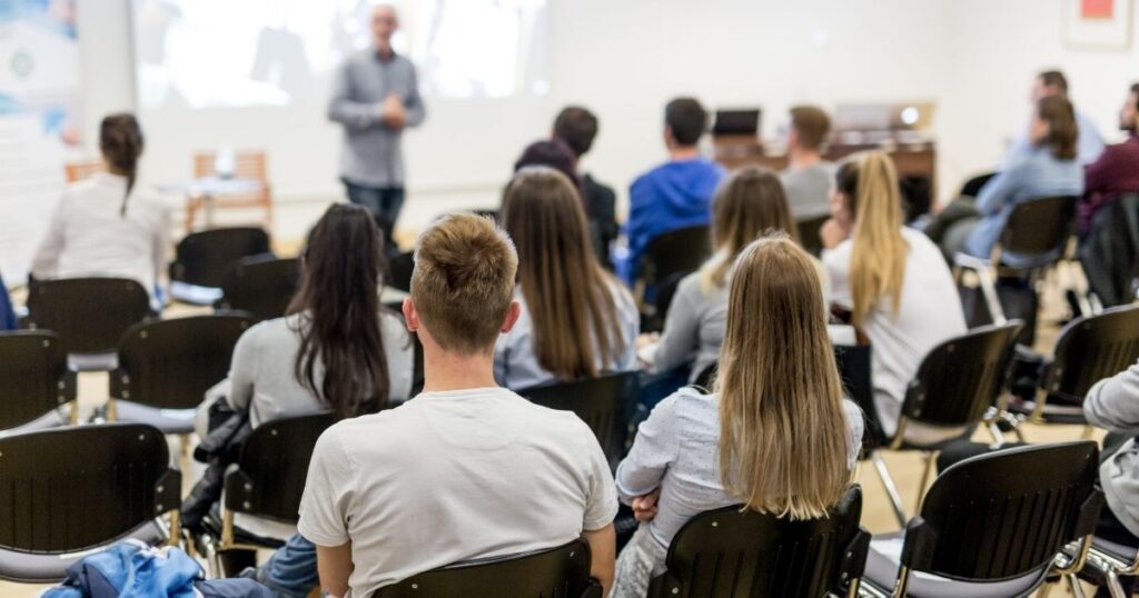 Normativa universitaria e chiarimenti su Laurea senza diploma di maturità è possibile.